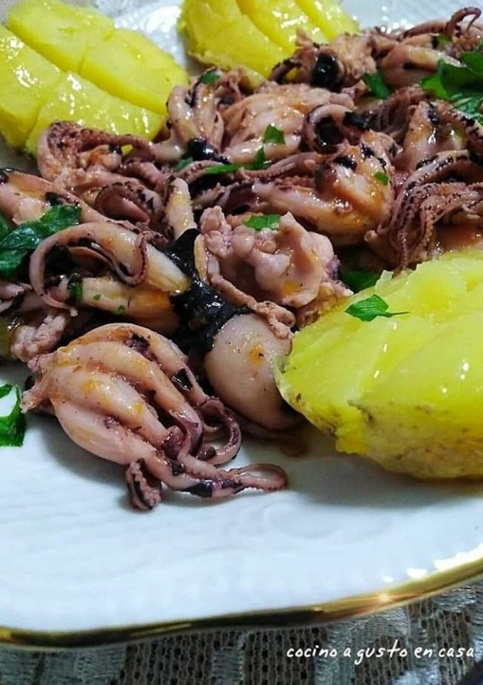 Una foto de 🐙Pulpitos con patatas🐙