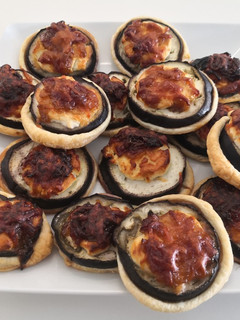 Una foto de Tartaletas de berenjena y queso