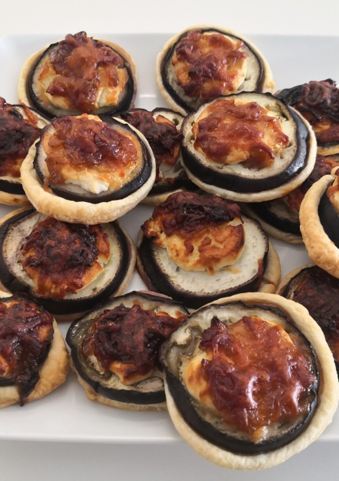 Una foto de Tartaletas de berenjena y queso
