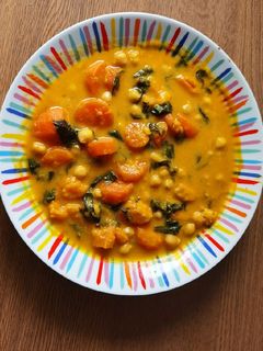Una foto de Guiso de garbanzos con boniato, zanahorias y Espinacas
