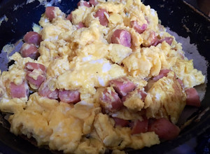 Una foto de Huevos revueltos con salchicha ranchera