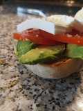 Brunch: pan de centeno tostado con aguacate tomate y queso