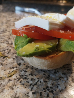 Una foto de Brunch: pan de centeno tostado con aguacate tomate y queso
