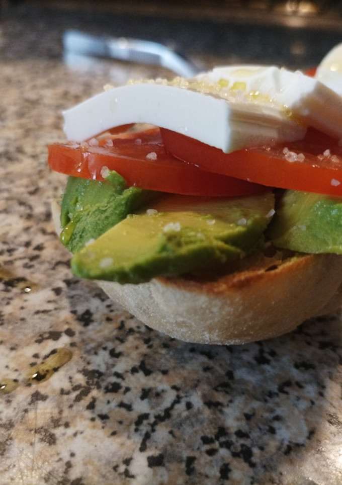 Una foto de Brunch: pan de centeno tostado con aguacate tomate y queso
