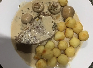 Una foto de Lomo al champiñón con papas noissette