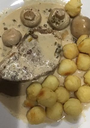 Una foto de Lomo al champiñón con papas noissette