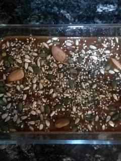 Una foto de Chocolate rústico de algarroba y semillas
