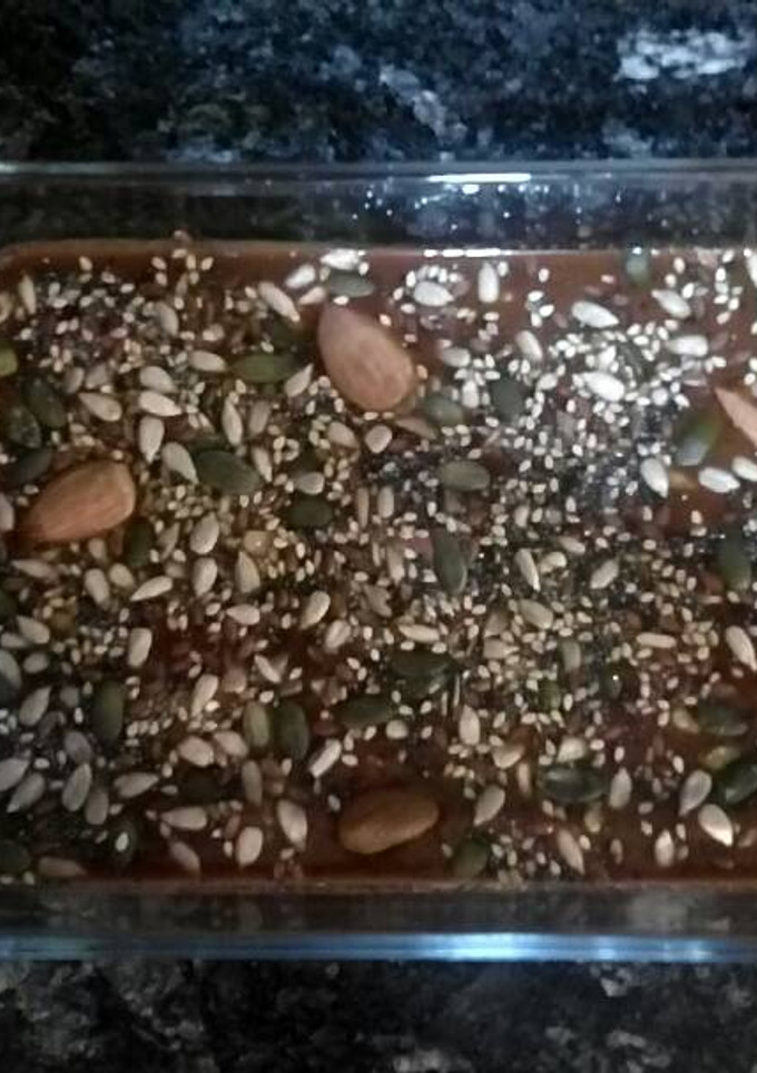 Una foto de Chocolate rústico de algarroba y semillas