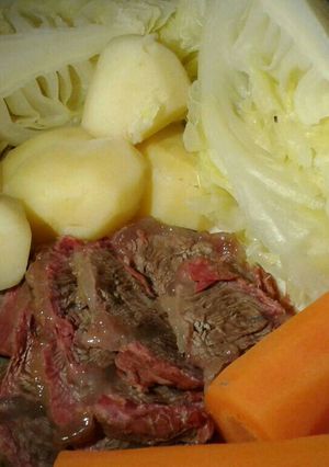 Hình của món Corned Beef (Bò hầm ngũ vị và bắp cải).