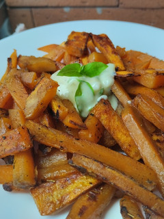 Una foto de Batata 🍠/ Boniato / camote "fritos" con salsa de yogurt y mostaza🥛🧅🍠