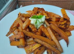 Una foto de Batata 🍠/ Boniato / camote "fritos" con salsa de yogurt y mostaza🥛🧅🍠