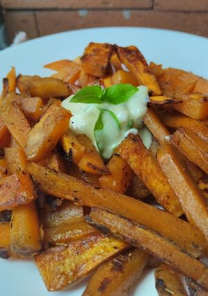 Una foto de Batata 🍠/ Boniato / camote "fritos" con salsa de yogurt y mostaza🥛🧅🍠