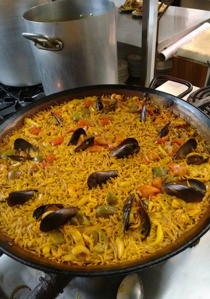 Una foto de Fideua de marisco