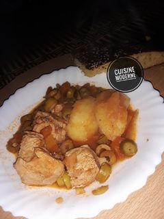 صورة لوصفة طاجين الزيتون الجزائري 🇩🇿 بالدجاج 🍗 والبطاطا 🥔