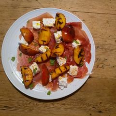 Grilled nectarine salad (lazy summer supper) A picture of Grilled nectarine salad (lazy summer supper).