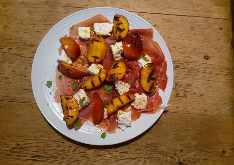 Grilled nectarine salad (lazy summer supper) Grilled nectarine salad (lazy summer supper)