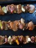 Pinchos de pollo y carne