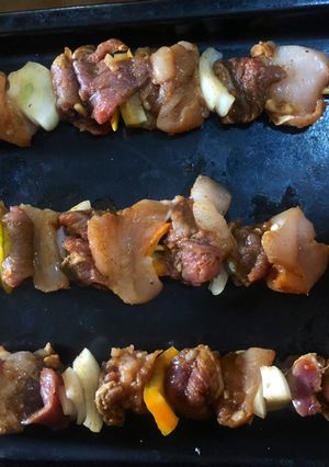 Una foto de Pinchos de pollo y carne