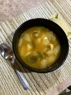 Una foto de Caldito de papas con chilaca y queso 🧀