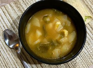Foto principal de Caldito de papas con chilaca y queso 🧀