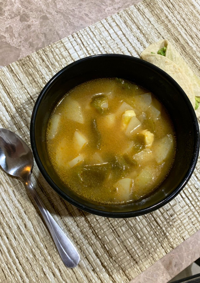 Una foto de Caldito de papas con chilaca y queso 🧀