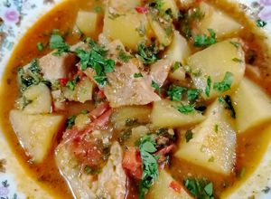 O poză a rețetei Tocăniță cu carne de porc și cartofi.