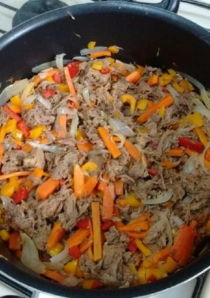 Una foto de Carne guisada con la barbacoa o carne sobrante