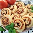 Ślimaczki drożdżowe z pieczarkami, serem i salami