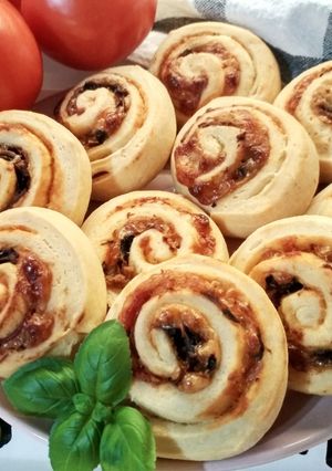Zdjęcie przepisu Ślimaczki drożdżowe z pieczarkami, serem i salami.