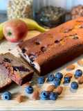 Bananenbrot mit Apfel und Heidelbeeren