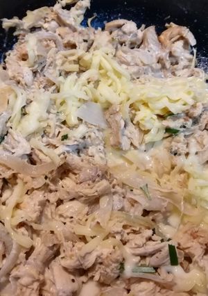 Una foto de Pollo con romero, cebolla y queso