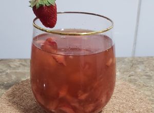 Una foto de Clery (ponche de fresas)