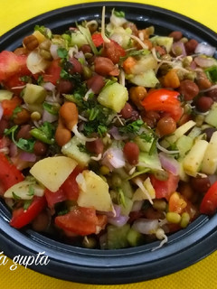 अंकुरित मूंग चना चाट(Ankurit moong chana chaat recipe in hindi) रेसिपी मुख्य फोटो