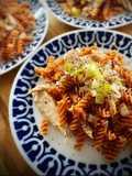 Fusilli de lentejas rojas con bonito al aroma de la albahaca