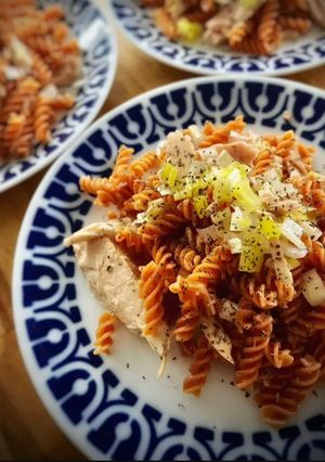 Una foto de Fusilli de lentejas rojas con bonito al aroma de la albahaca