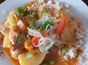 Una foto de arroz con comino y pollo