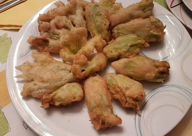 Flores de calabacín, rellenas de queso gorgonzola