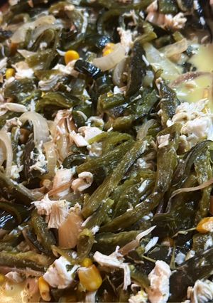 Una foto de Rajas poblanas en olla de barro