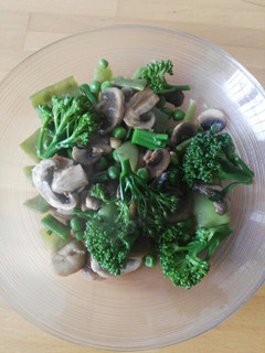 Una foto de Salteado de champiñones y verduras