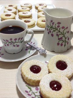 Una foto de Galletas rellenas de mermelada y dulce de leche