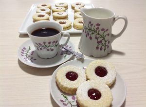 Una foto de Galletas rellenas de mermelada y dulce de leche