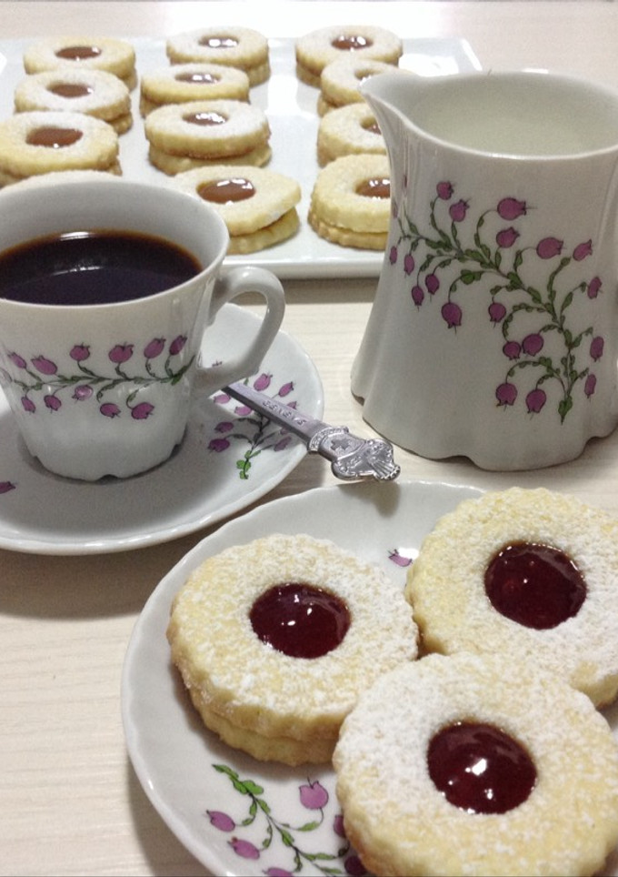 Una foto de Galletas rellenas de mermelada y dulce de leche