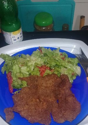 Una foto de Milanesa de Carne, con ensalada de lechuga..😋