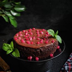 A picture of Oreo Cake with Ganache.