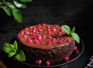 A picture of Oreo Cake with Ganache.