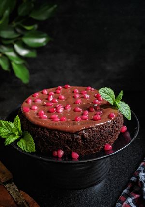 A picture of Oreo Cake with Ganache.