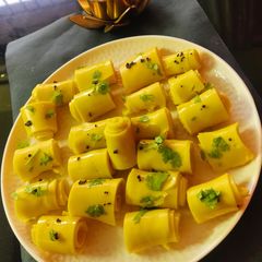A picture of Khandvi.