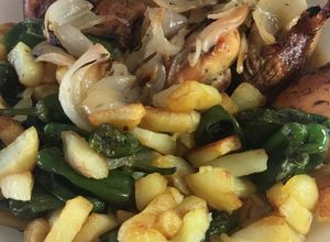 Foto principal de Pollo al horno con patatas y pimentos del Padrón