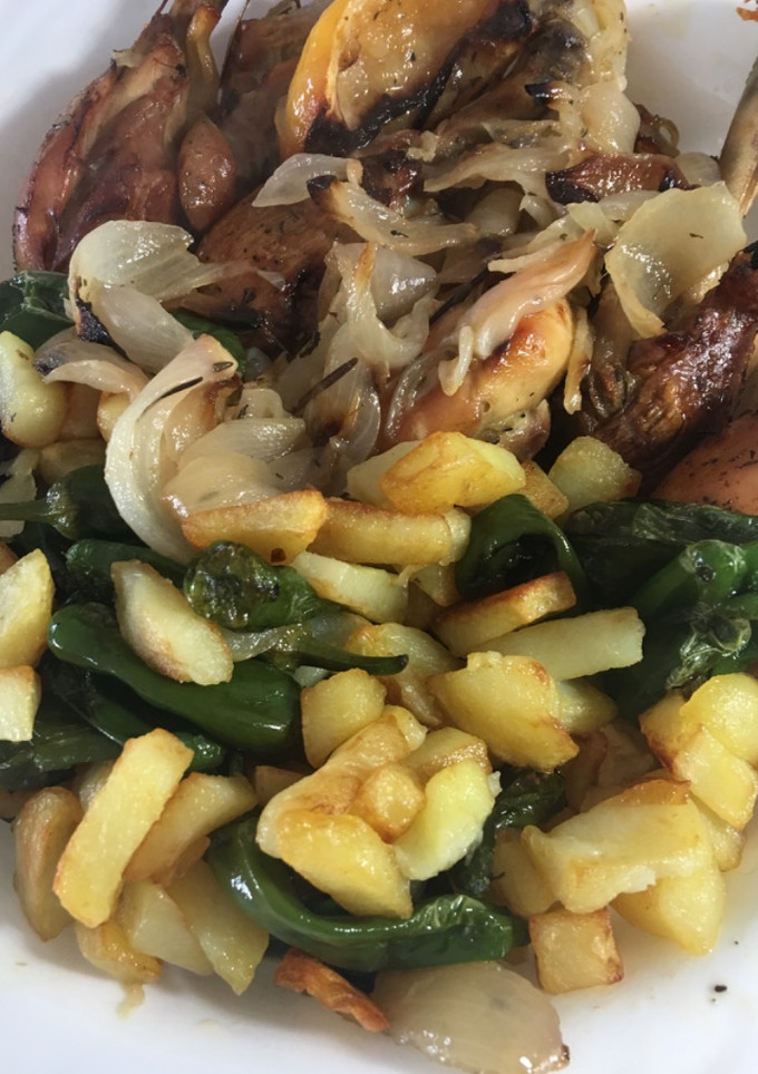 Una foto de Pollo al horno con patatas y pimentos del Padrón
