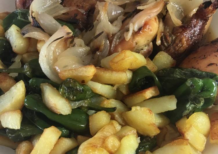 Pollo al horno con patatas y pimentos del Padrón